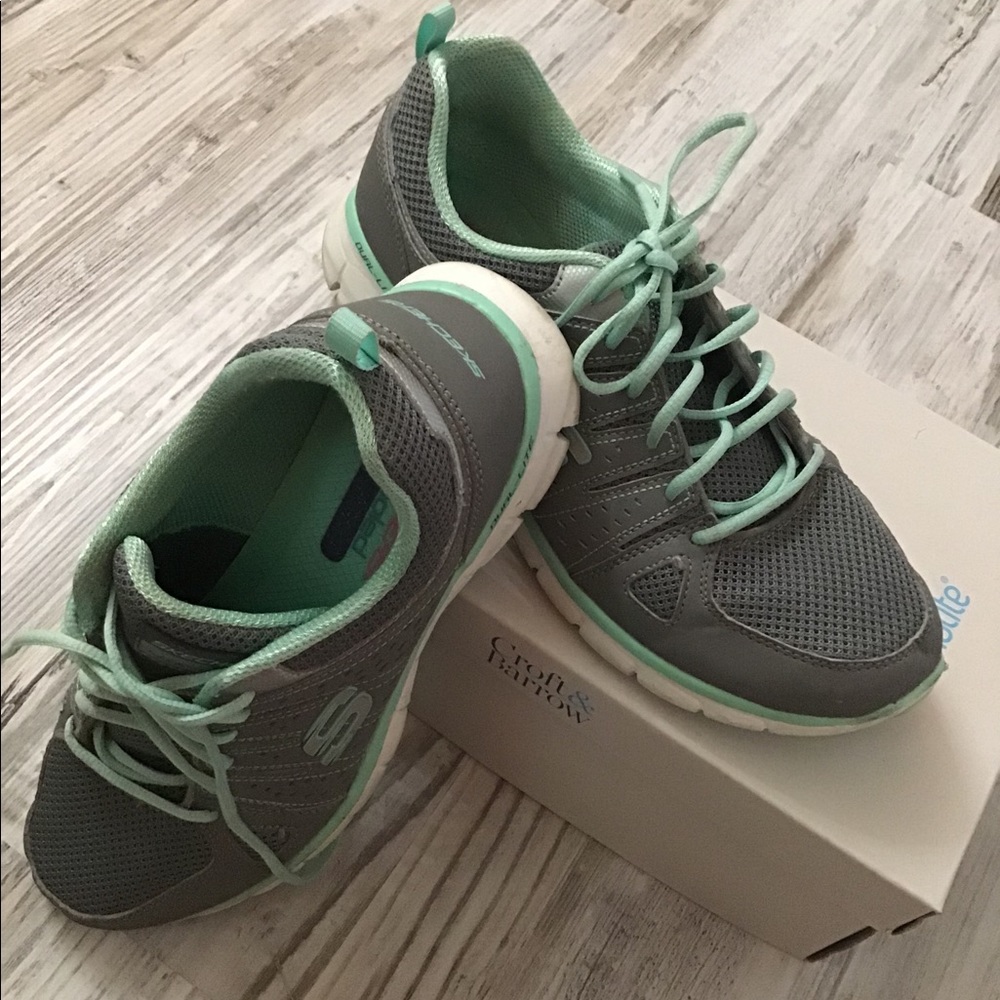 Skechers air cooled lite weight sneaker size 10
